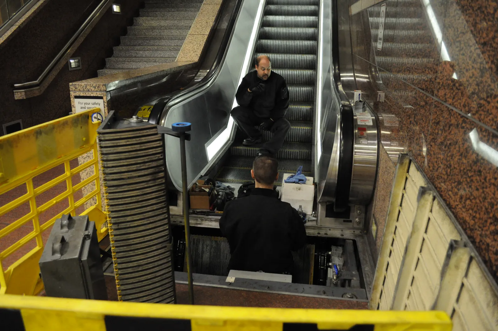 Escaleras mecánicas — Reparación